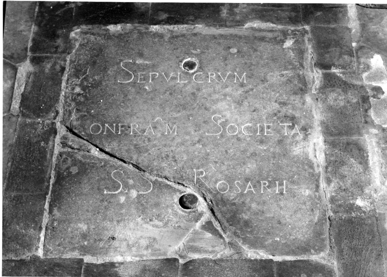 lapide tombale, opera isolata - bottega cusiana (sec. XVII)