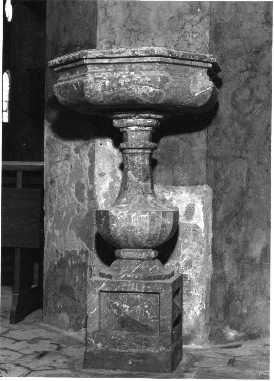 acquasantiera - a fusto, opera isolata - bottega cusiana (sec. XVIII)