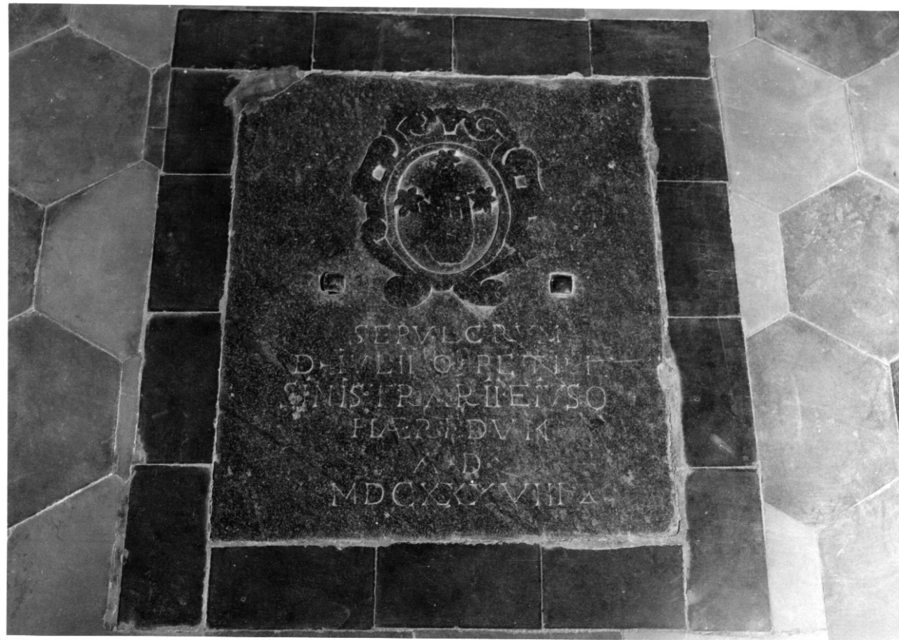 lapide tombale, opera isolata - bottega cusiana (secondo quarto sec. XVII)