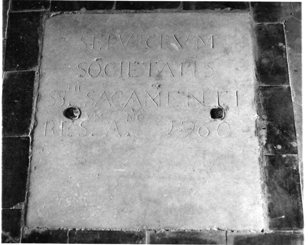 lapide tombale, opera isolata - bottega cusiana (terzo quarto sec. XVIII)