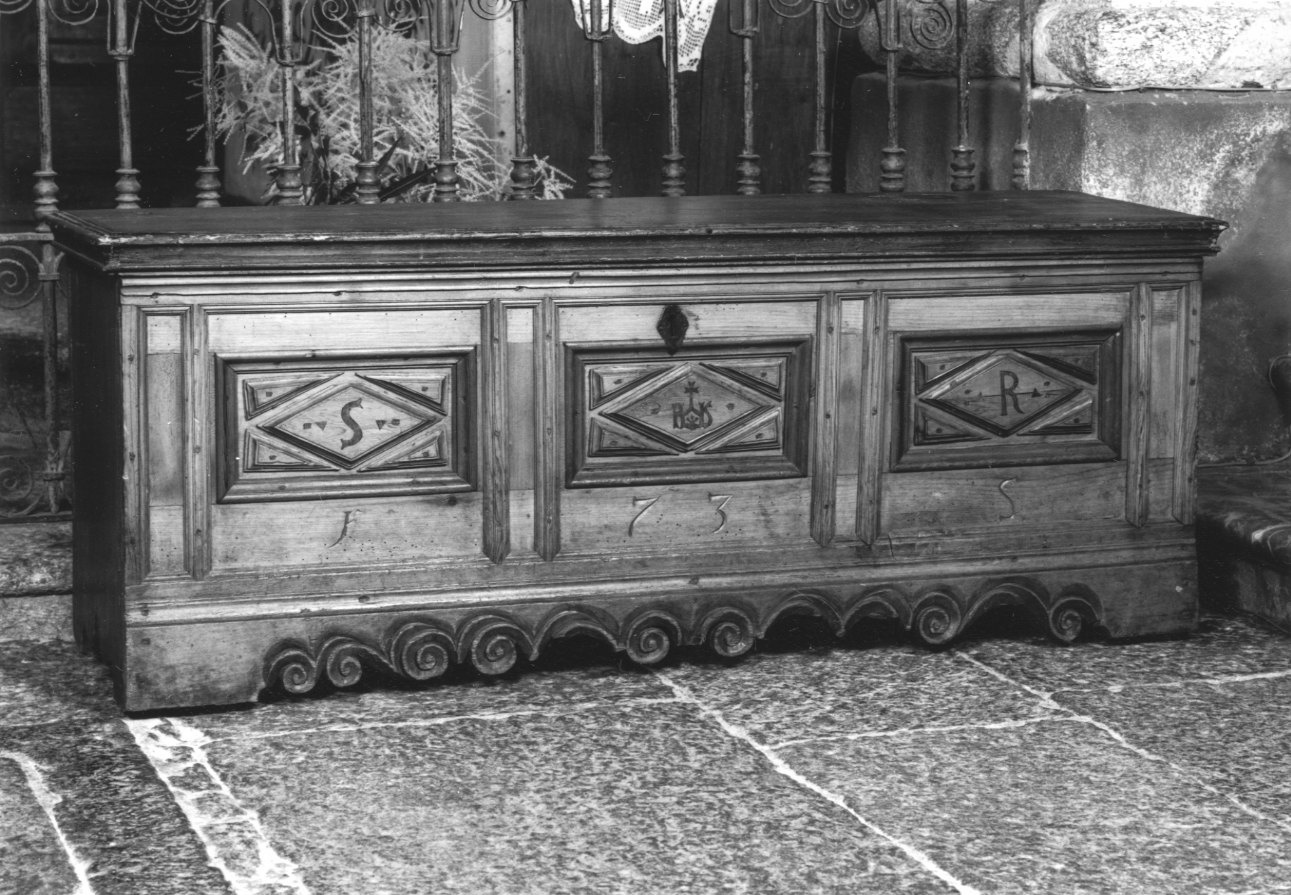 cassapanca, opera isolata - bottega ossolana (secondo quarto sec. XVIII)