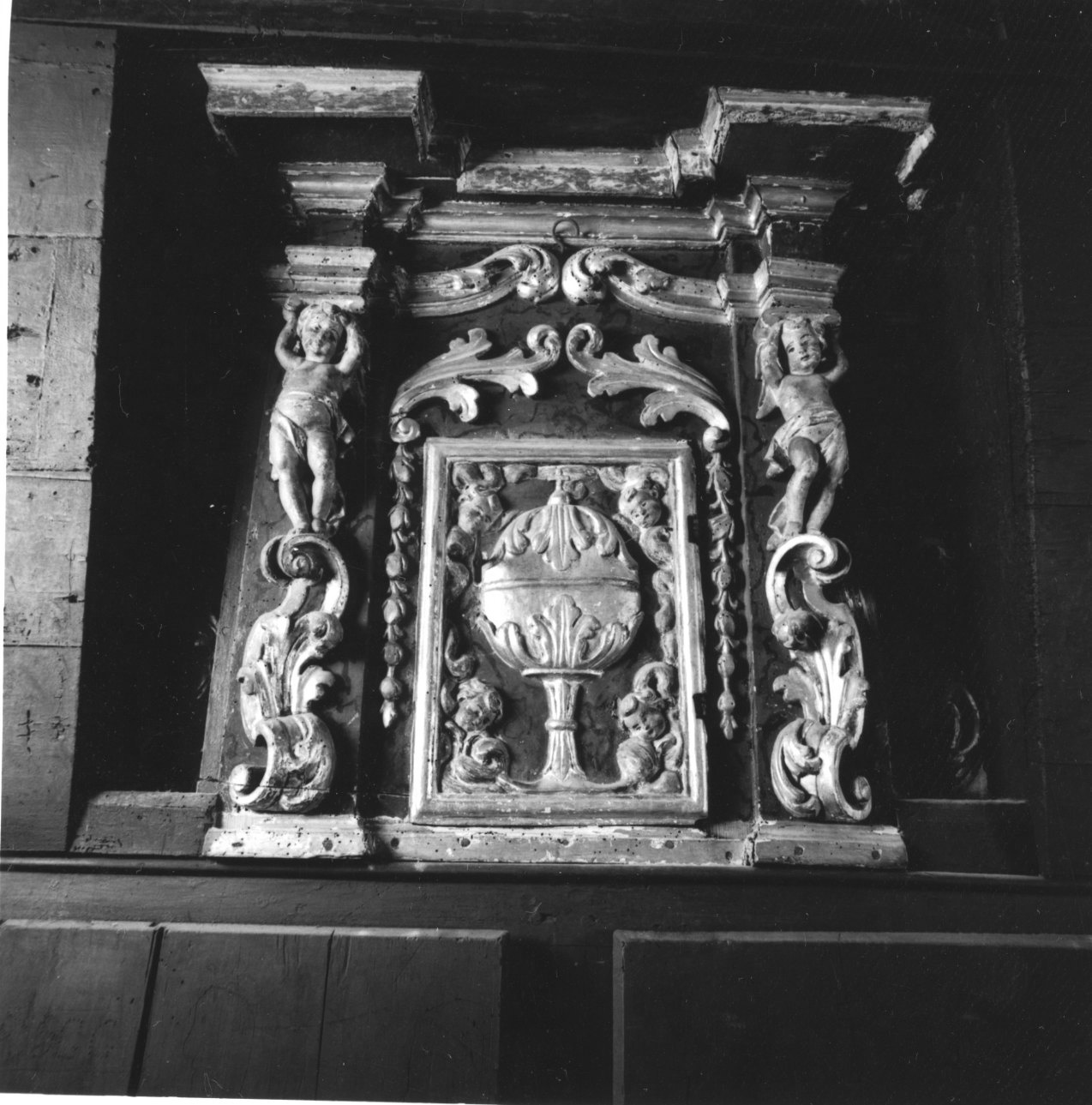 ostensorio (sportello di tabernacolo, elemento d'insieme) - bottega ossolana (fine/inizio secc. XVII/ XVIII)