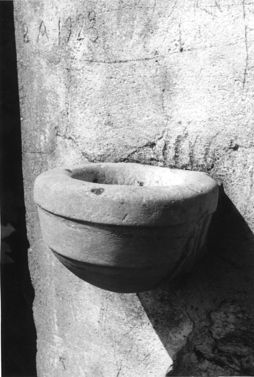 acquasantiera da parete, opera isolata - bottega ossolana (seconda metà sec. XIX)