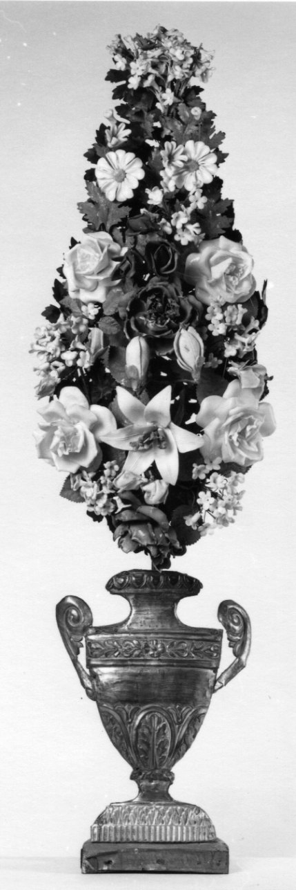 vaso d'altare con composizione floreale, serie - bottega italiana (prima metà, inizio sec. XIX, sec. XX)