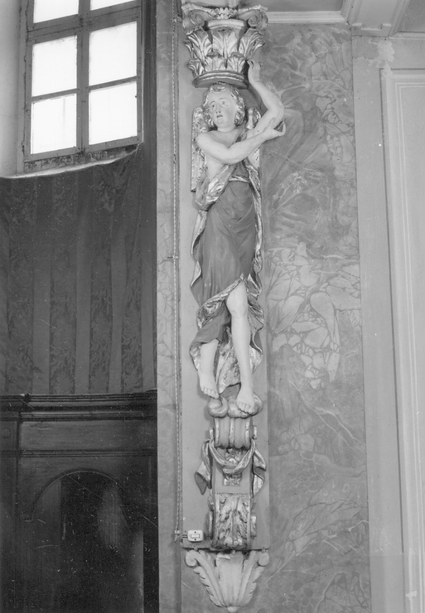 angeli reggicornice (decorazione plastica, frammento) di Longo Giovanni Giacomo (prima metà sec. XVIII)