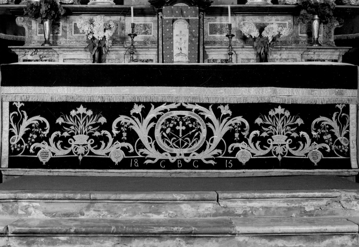 simboli della passione (paliotto, opera isolata) - manifattura italiana (primo quarto sec. XIX)