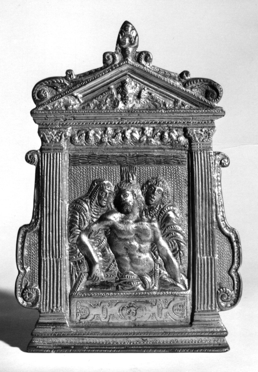 Cristo in pietà tra la Madonna e San Giovanni Evangelista (pace architettonica, opera isolata) - bottega Italia settentrionale (inizio sec. XX)