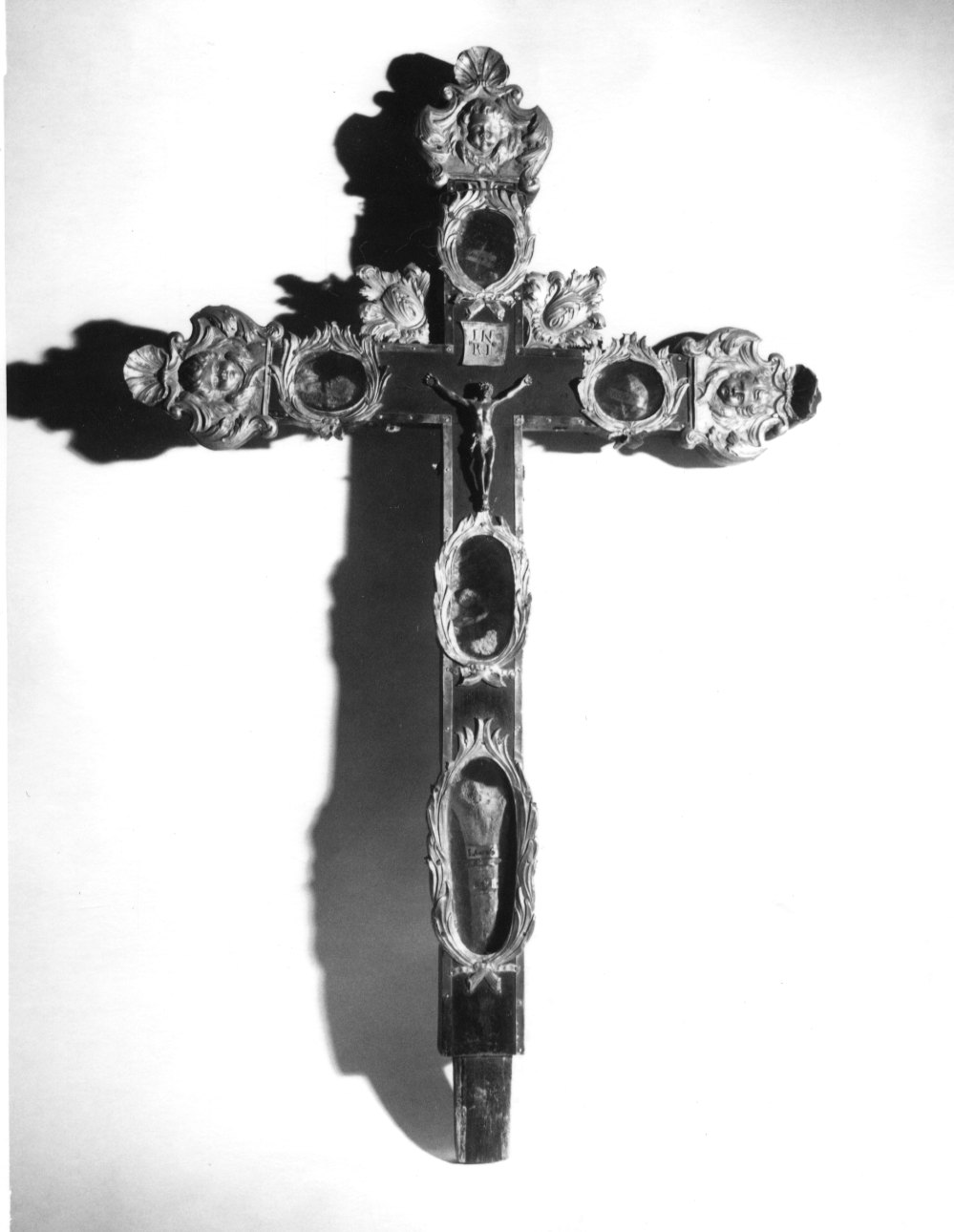 Cristo crocifisso trionfante (reliquiario - a croce, opera isolata) - bottega lombarda (prima metà sec. XVII)