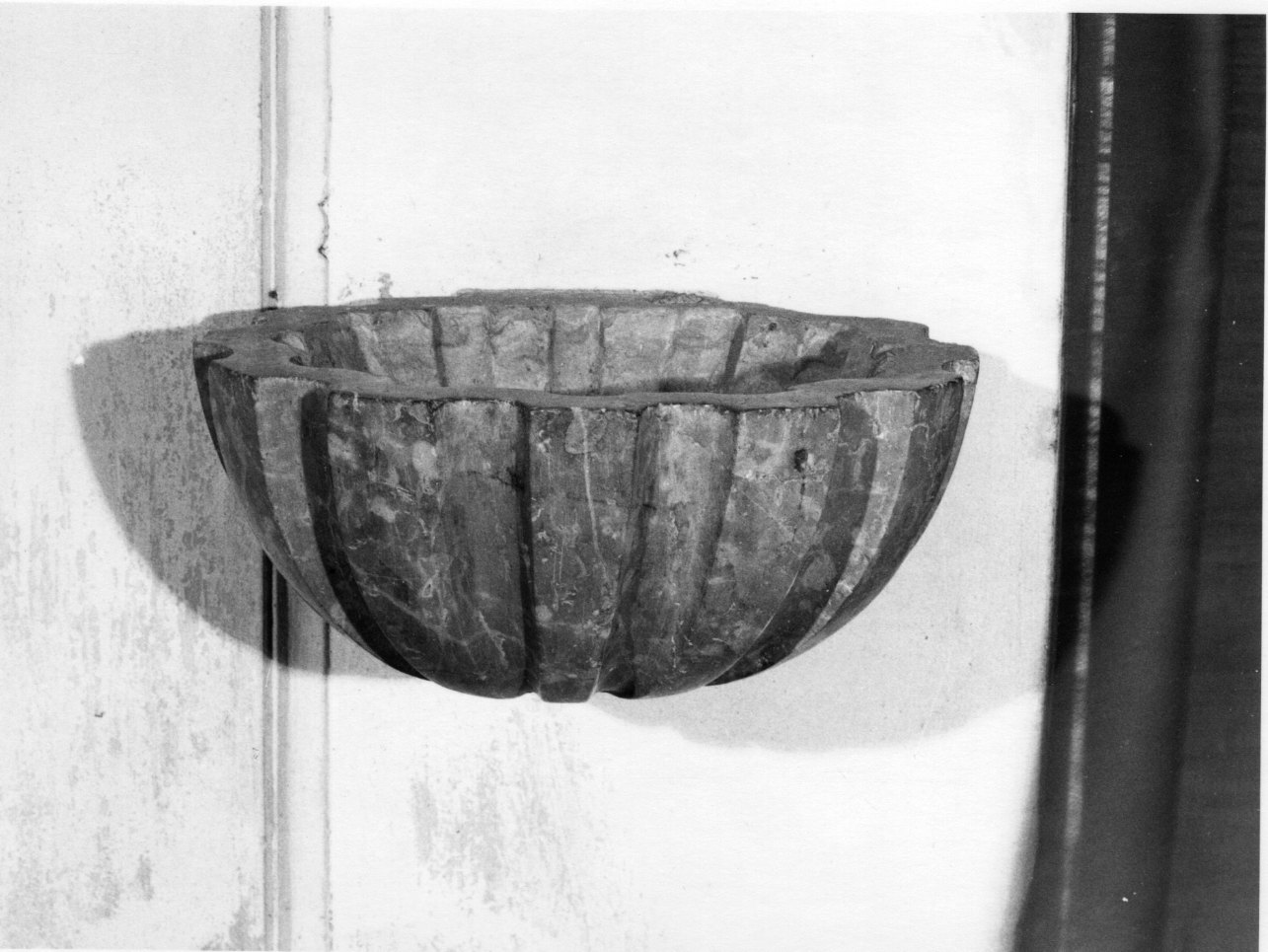 acquasantiera - a conchiglia, serie - bottega cusiana (prima metà sec. XVIII)