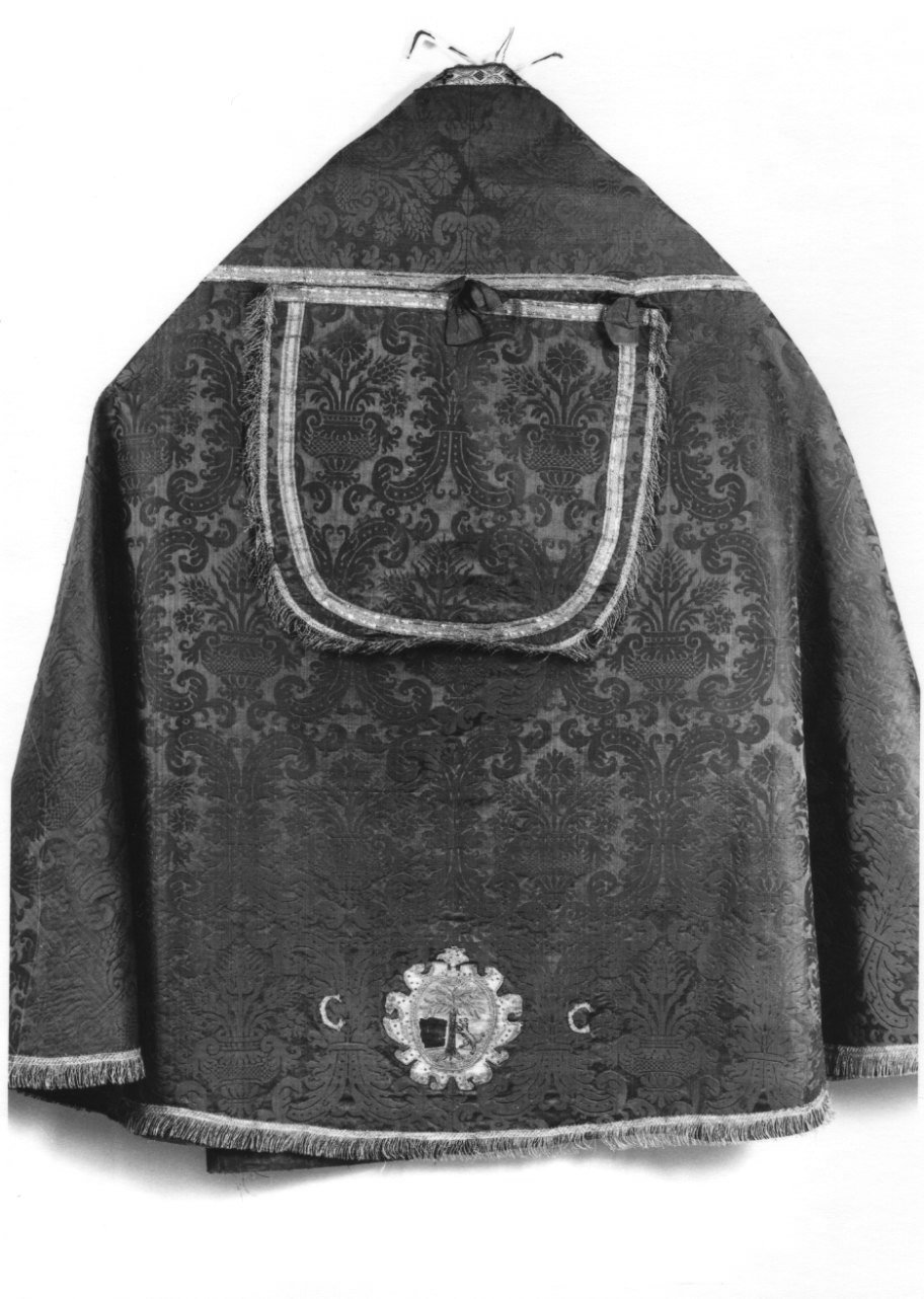 stemma gentilizio (piviale, elemento d'insieme) - manifattura lombarda (primo quarto sec. XVII)