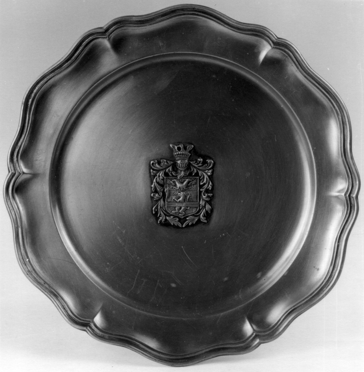 piatto, opera isolata - ambito francese (fine/inizio secc. XIX/ XX)