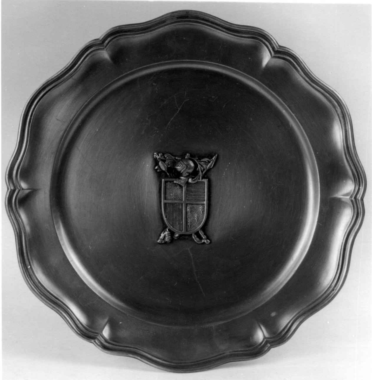 piatto, opera isolata - ambito francese (fine/inizio secc. XIX/ XX)