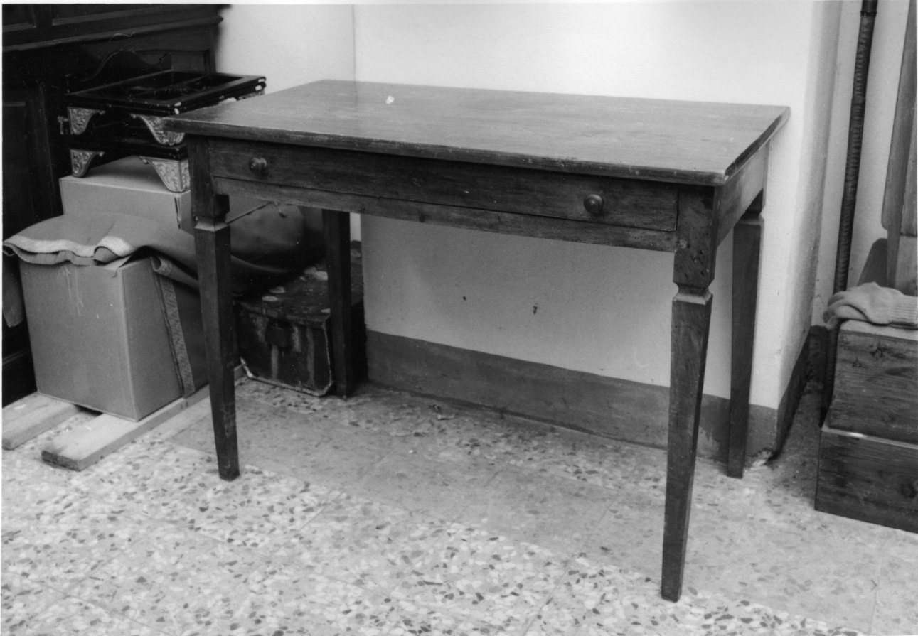 tavolino, opera isolata - ambito piemontese (prima metà sec. XIX)