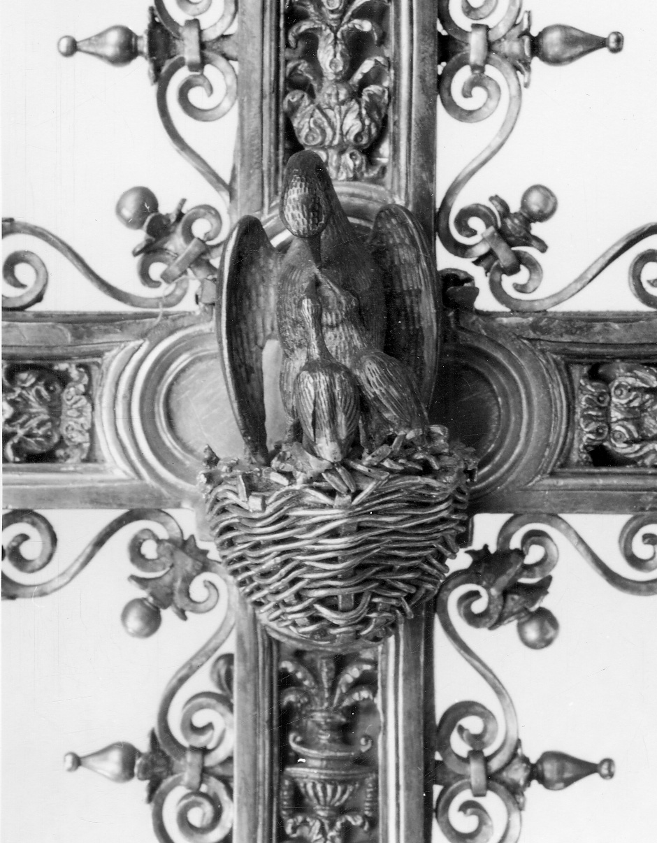 pellicano che imbocca i piccoli nel nido (placchetta di croce processionale, elemento d'insieme) - ambito italiano (primo quarto sec. XVI)