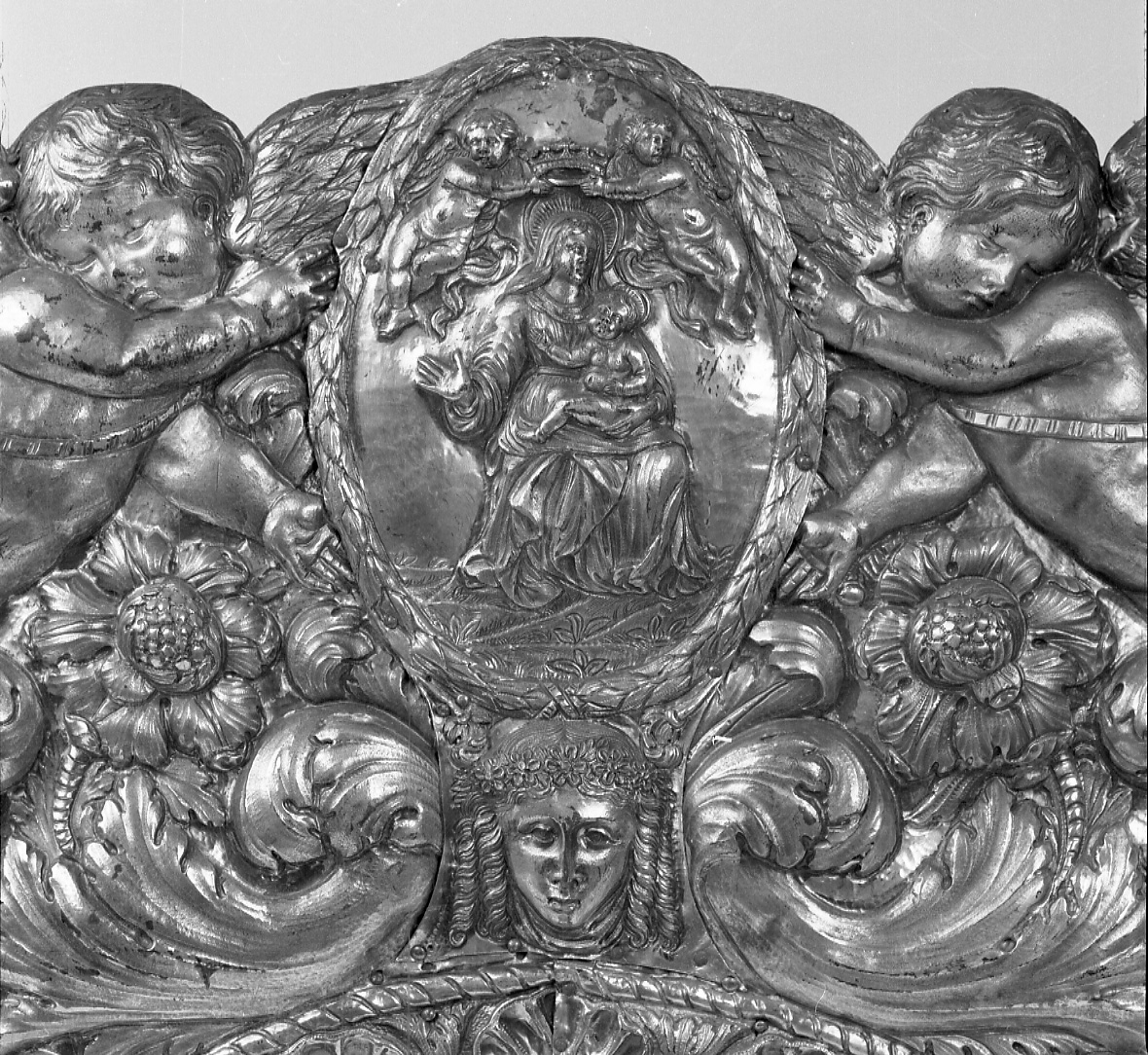 Madonna con Bambino (decorazione, elemento d'insieme) - ambito piemontese (seconda metà sec. XVII)