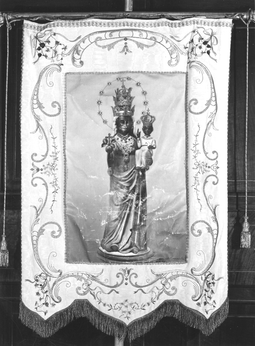 Madonna di Oropa con il Bambino (stendardo processionale, opera isolata) di Caravetta R (sec. XX)