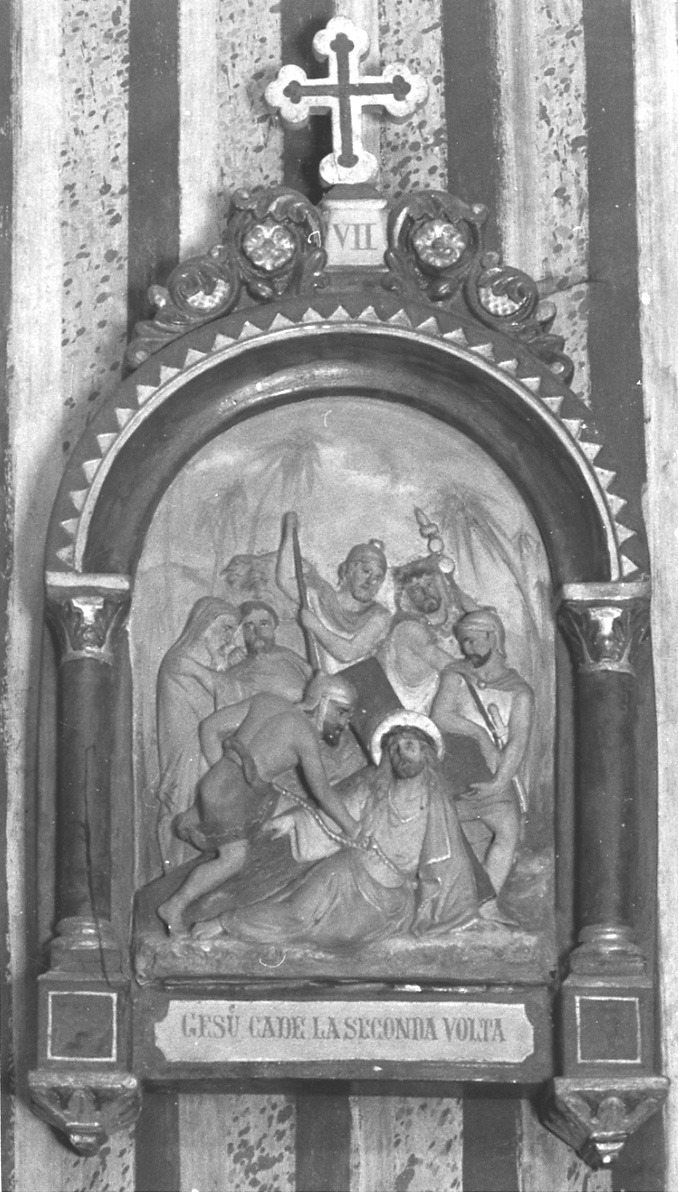 stazione VII: Gesù cade sotto la croce la seconda volta (formella) - bottega torinese (sec. XX)