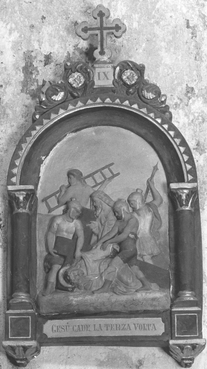 stazione IX: Gesù cade sotto la croce la terza volta (formella) - bottega torinese (sec. XX)