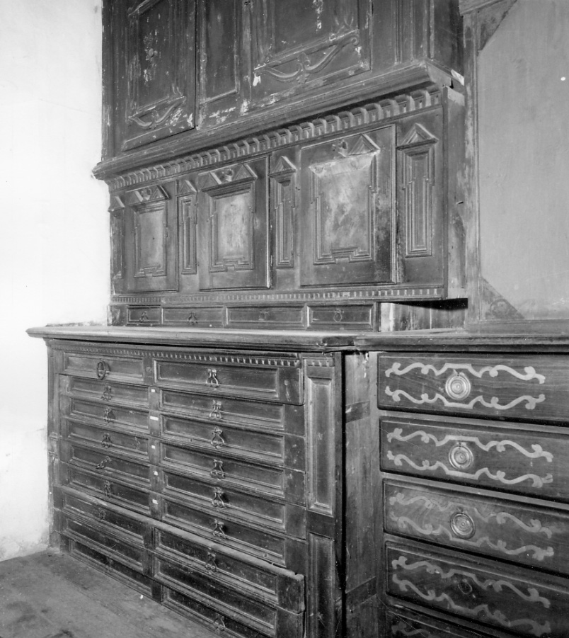 armadio da sacrestia, opera isolata - bottega della Val Formazza (fine/inizio secc. XVII/ XVIII)