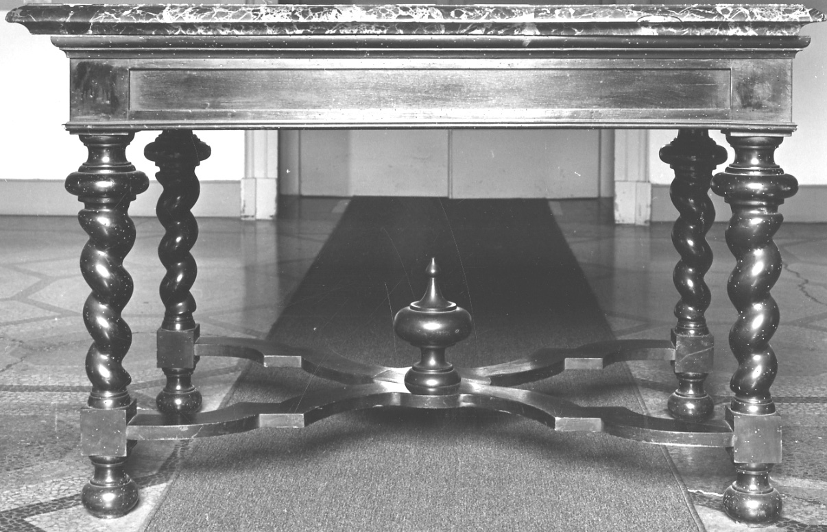 tavolino, opera isolata - manifattura romana (ultimo quarto sec. XVI)