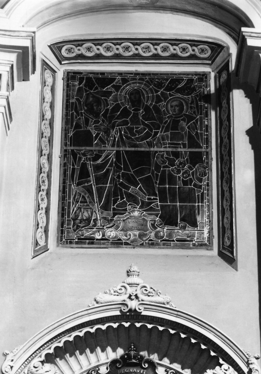 Madonna con San Guido e San Paolo della Croce (vetrata, opera isolata) - ambito italiano (prima metà sec. XX)