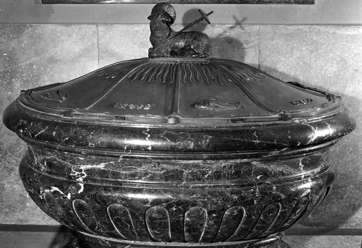 Agnus Dei (coperchio del fonte battesimale, opera isolata) di Della Piana - ambito piemontese (secondo quarto sec. XX)