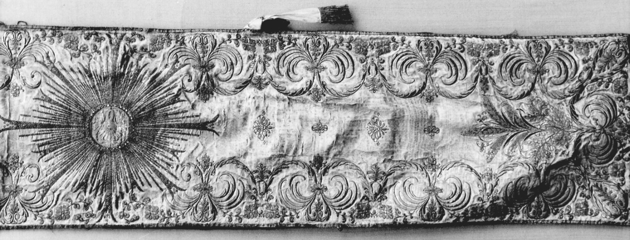 pellicano che imbocca i piccoli nel nido (velo omerale, opera isolata) - manifattura italiana (fine/inizio secc. XVIII/ XIX)