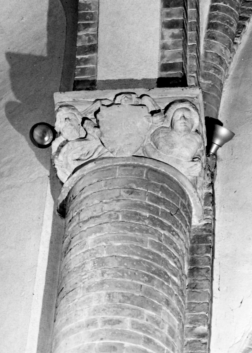 stemma gentilizio e devoti (capitello, opera isolata) - ambito astigiano (prima metà sec. XV)