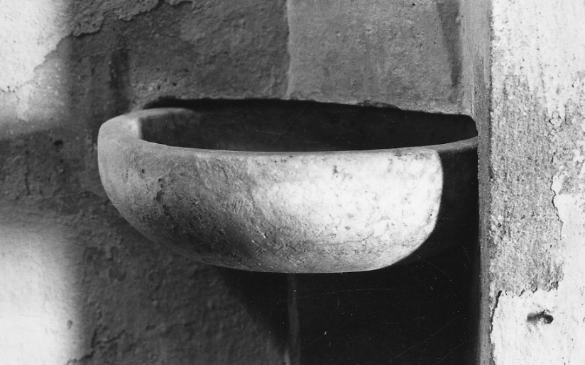 acquasantiera da parete, opera isolata - ambito astigiano (metà sec. XIX)