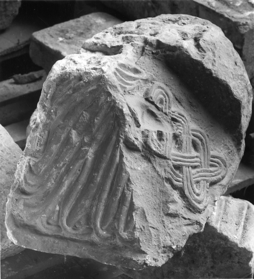 capitello, frammento - ambito novarese (seconda metà sec. IX)