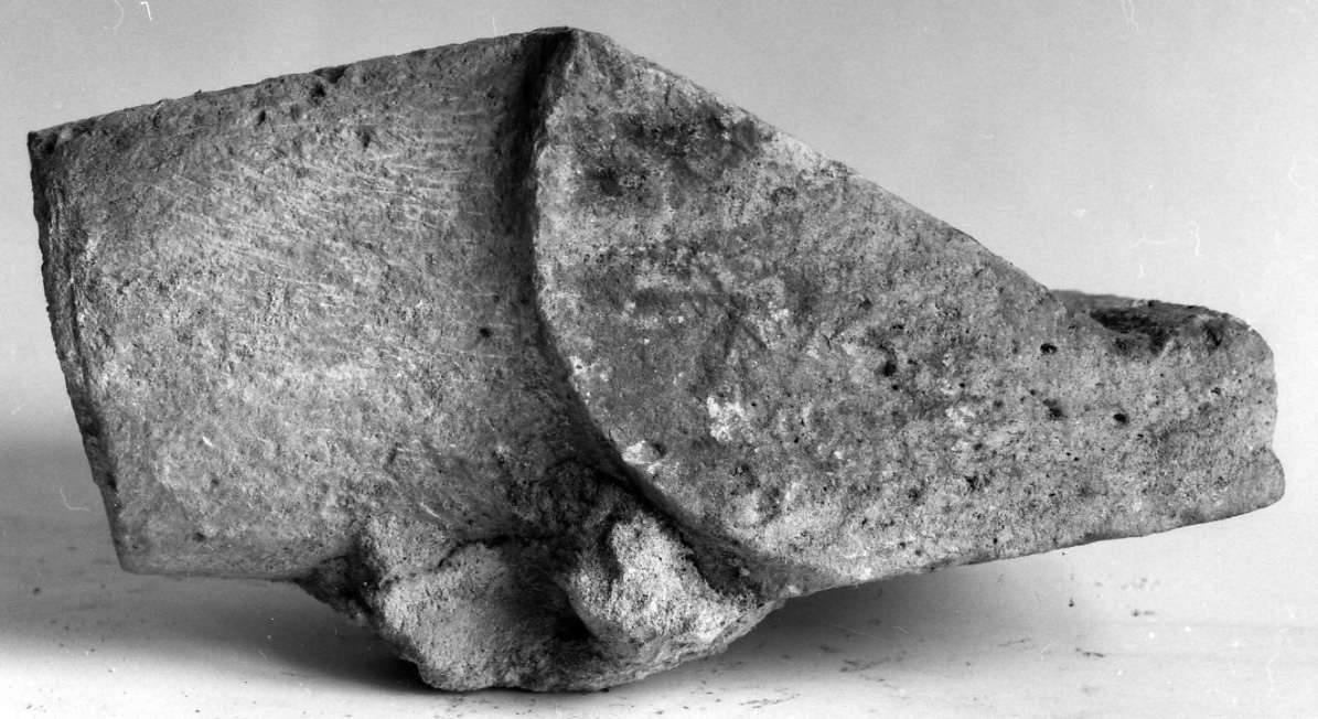 decorazione plastica, frammento - ambito novarese (secc. XII/ XVI)