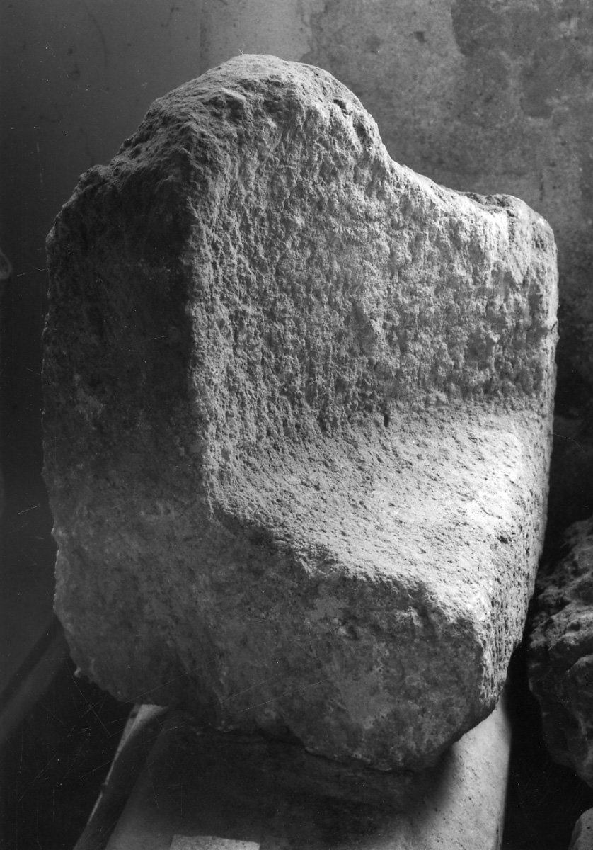 decorazione plastica, frammento - ambito novarese (secc. XII/ XVI)