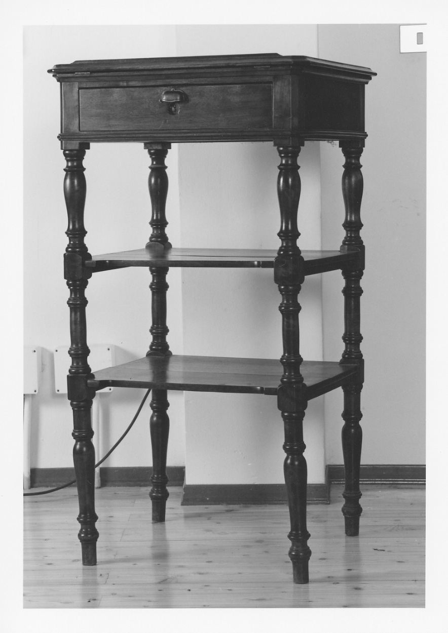 étagère, opera isolata - produzione piemontese (primo quarto sec. XX)