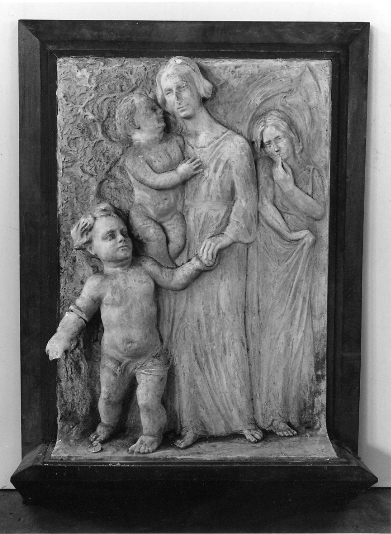 madre con tre fanciulli (rilievo, opera isolata) - bottega piemontese (prima metà sec. XX)
