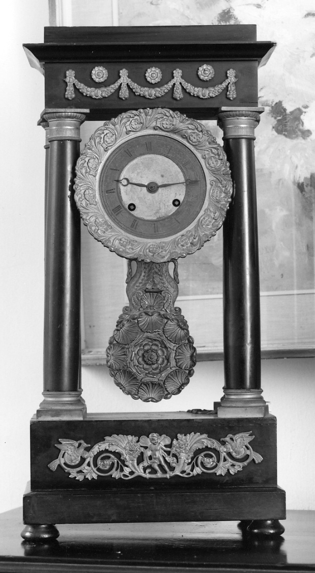 motivi decorativi vegetali con putti alati (pendola da tavolo, opera isolata) - manifattura piemontese (secondo quarto sec. XIX)