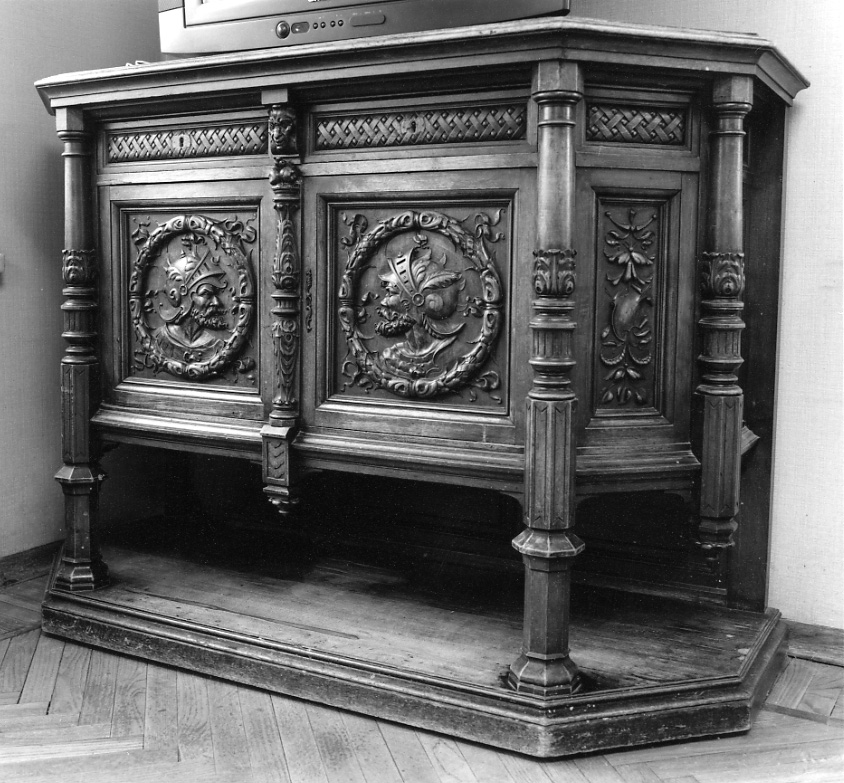 motivi decorativi vegetali con profili di guerrieri (tavolo da muro, opera isolata) - produzione Italia settentrionale (fine/inizio secc. XIX/ XX)