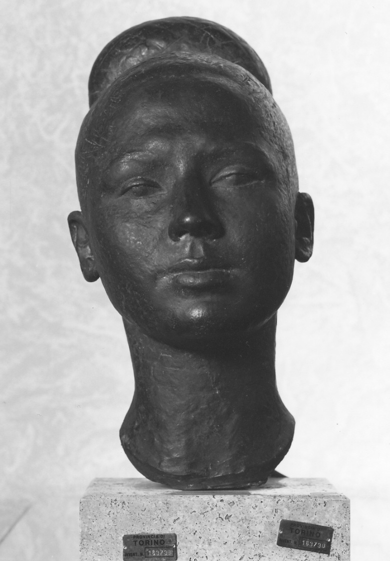 testa di donna (scultura, opera isolata) di Alloati Adriano (metà sec. XX)