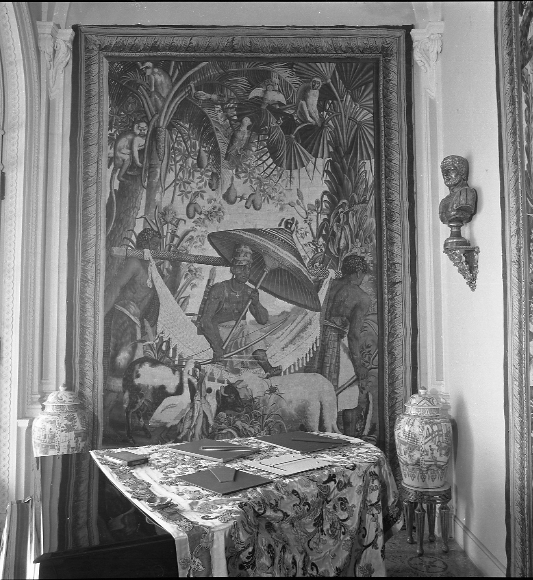 Le parti del mondo, scene di vita di indios amazzonici (arazzo, elemento d'insieme) - manifattura francese (fine/inizio secc. XVII/ XVIII)