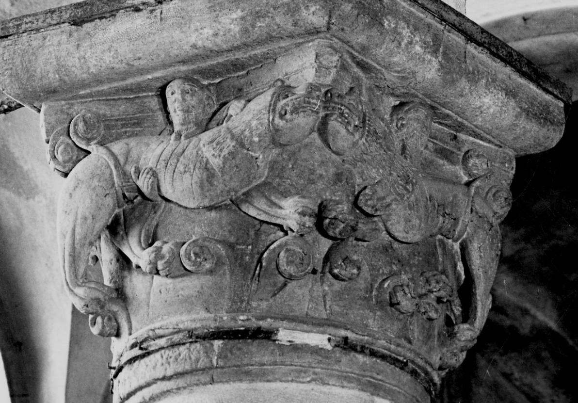 Figura maschile con animale (capitello di colonna, opera isolata) - bottega liguro-lombarda (seconda metà sec. XII)