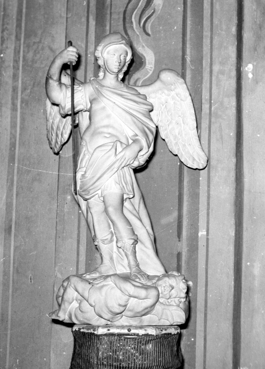 San Michele Arcangelo schiaccia il demonio (statua, opera isolata) - bottega Italia nord-occidentale (secondo quarto sec. XVIII)