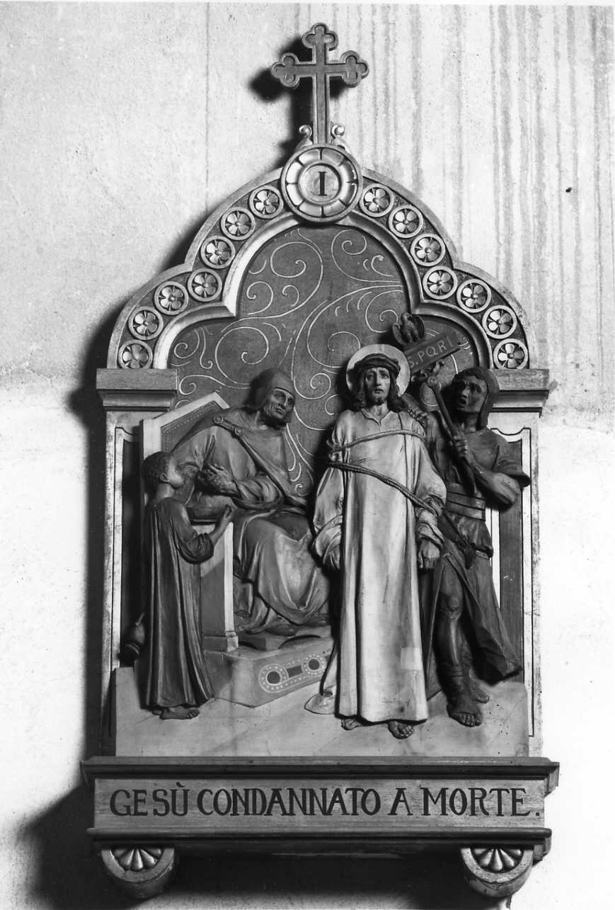 stazione I: Gesù condannato a morte (dipinto, elemento d'insieme) di Casa Cristiano Delago (secondo quarto sec. XX)