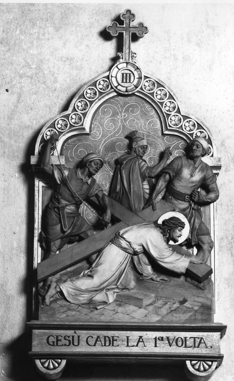stazione III: Gesù cade sotto la croce la prima volta (dipinto, elemento d'insieme) di Casa Cristiano Delago (secondo quarto sec. XX)