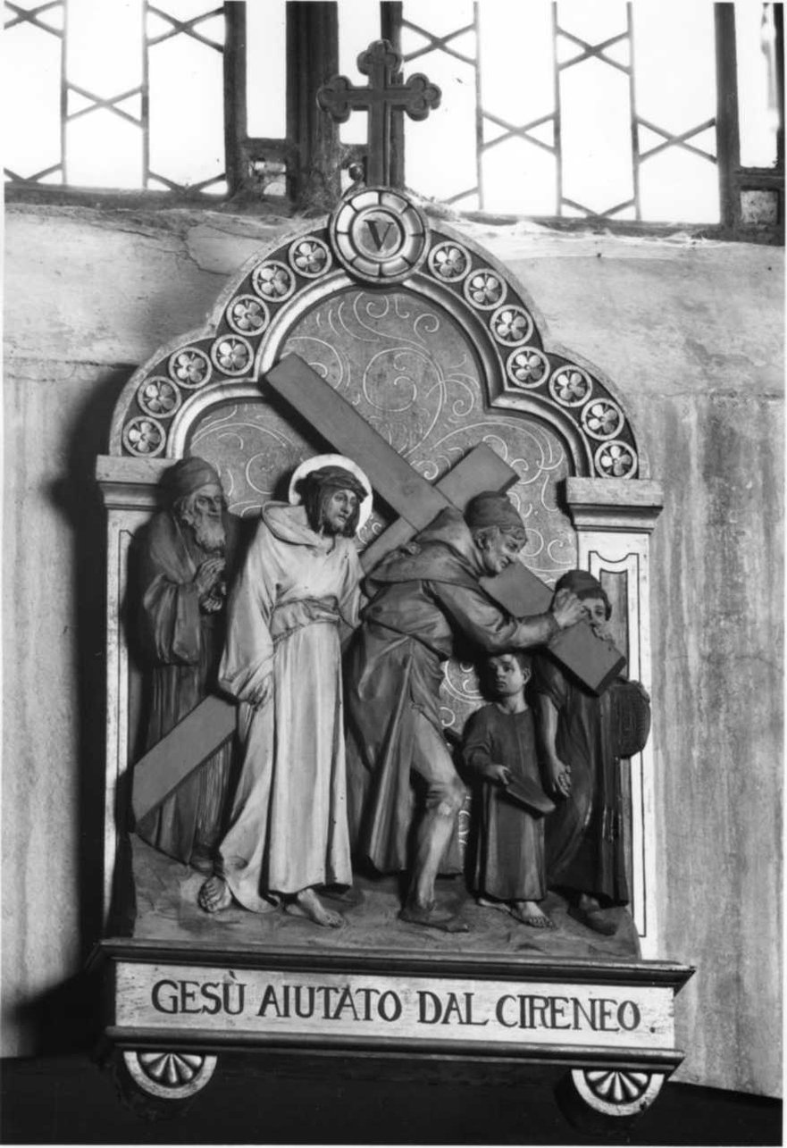 stazione V: Gesù aiutato da Simone il Cireneo a portare la croce (dipinto, elemento d'insieme) di Casa Cristiano Delago (secondo quarto sec. XX)