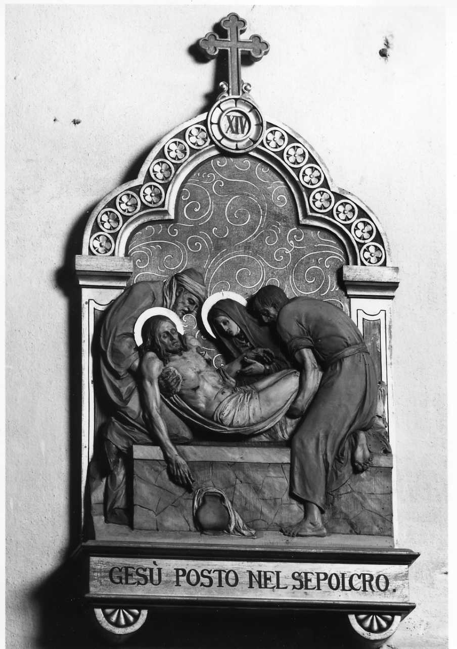 stazione XIV: Gesù deposto nel sepolcro (dipinto, elemento d'insieme) di Casa Cristiano Delago (secondo quarto sec. XX)