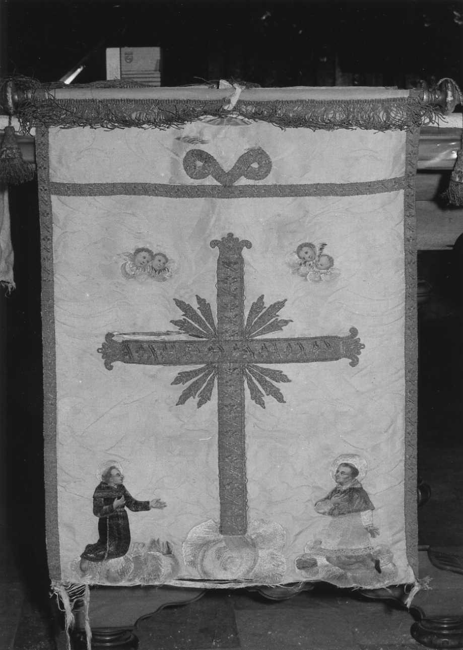 Santi in adorazione della croce (stendardo processionale, opera isolata) - manifattura piemontese (prima metà sec. XIX)