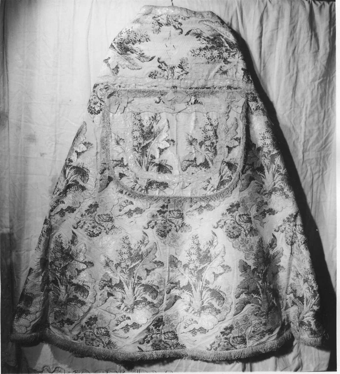 piviale, opera isolata - manifattura lionese (secondo quarto sec. XVIII)