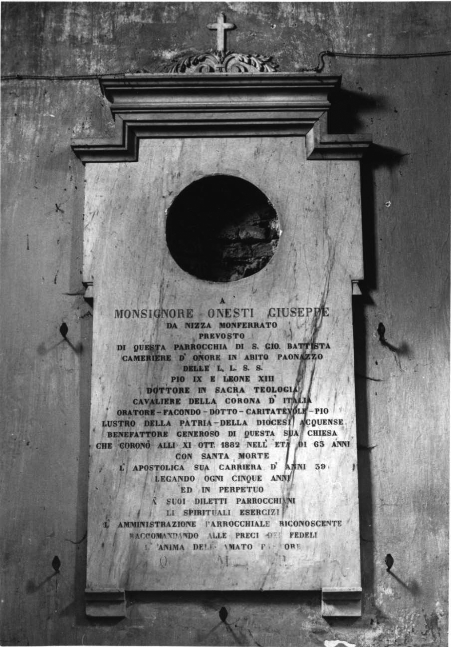 lapide commemorativa, elemento d'insieme - bottega piemontese (ultimo quarto sec. XIX)
