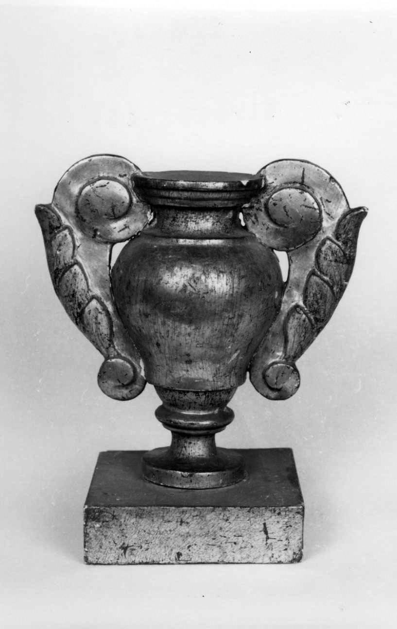 vaso d'altare con composizione floreale, serie - bottega piemontese (prima metà sec. XVIII)
