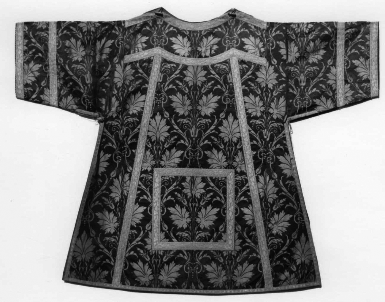 paramento liturgico, insieme di Bertarelli Fratelli Ditta (primo quarto sec. XX)