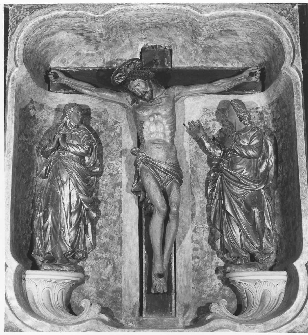 crocifissione di Cristo con la Madonna e San Giovanni Evangelista (gruppo scultoreo, insieme) - ambito piemontese, ambito nordico (metà, metà sec. XVI, sec. XVII)